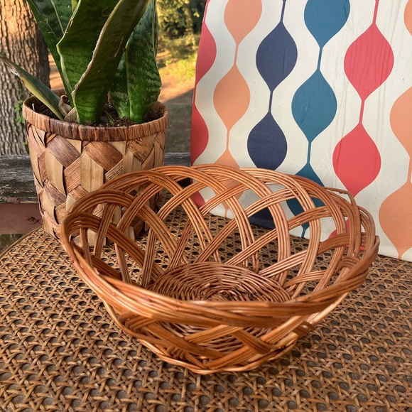 Yugoslavian Tan Woven Whicker Serving/Fruit Basket - Picture 6 of 12